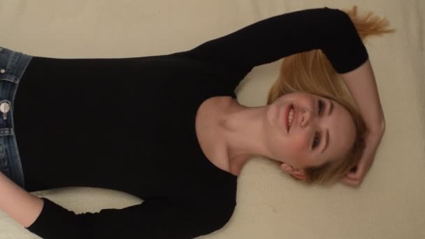 Молодая блондинка в постели — стоковое видео