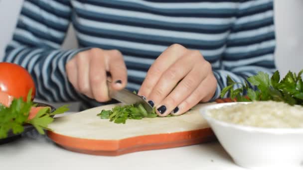 Cutting vegetables — Stock Video