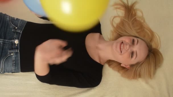 Όμορφη γυναίκα με μπαλόνια — Αρχείο Βίντεο
