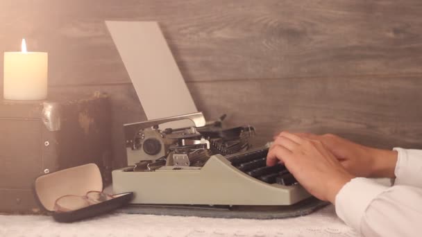 Χέρια, πληκτρολογώντας σε μια γραφομηχανή — Αρχείο Βίντεο