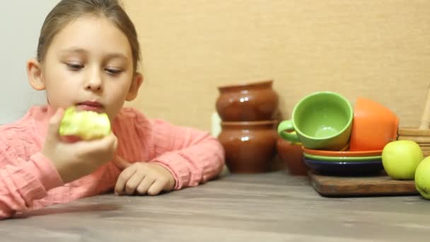 Meisje eten apple — Stockvideo