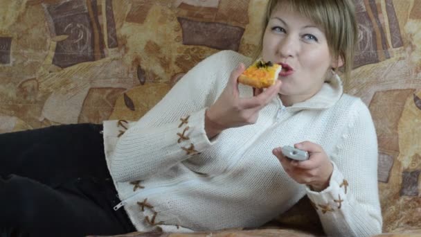 Mujer viendo tv — Vídeo de stock