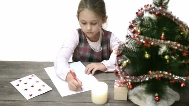 Mädchen schreibt Brief an Weihnachtsmann — Stockvideo