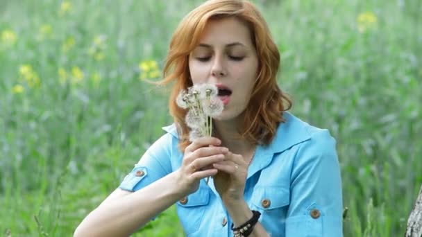 タンポポの花束を吹く少女 — ストック動画
