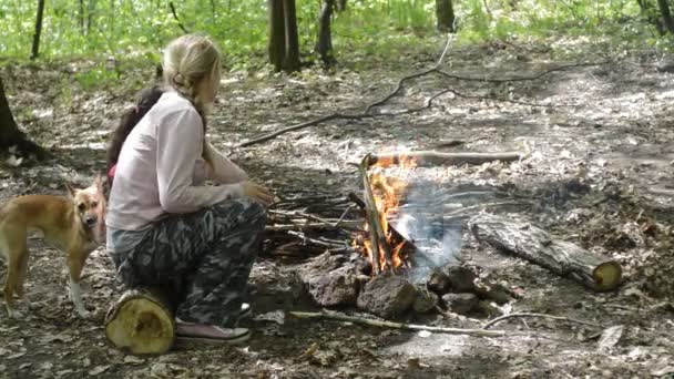 Stând lângă foc — Videoclip de stoc