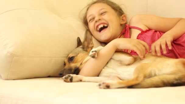 Niña con un cachorro — Vídeos de Stock