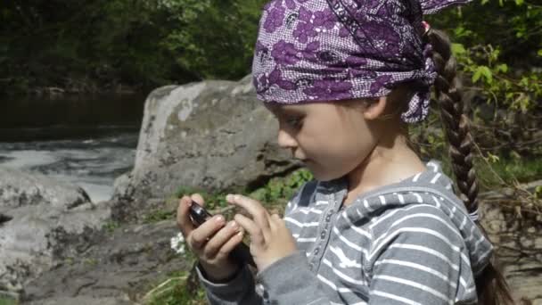 Κορίτσι παίζει με το smartphone — Αρχείο Βίντεο