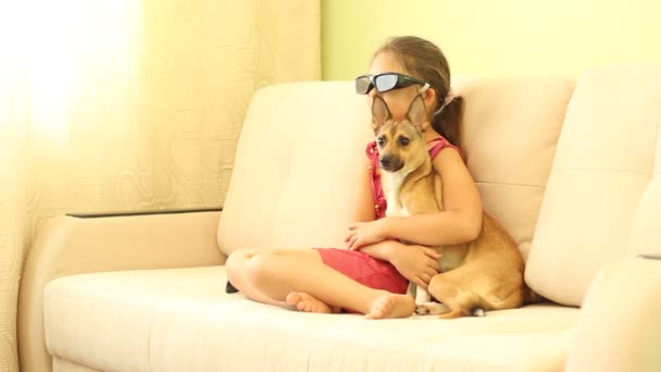 Bambina con un cucciolo — Video Stock