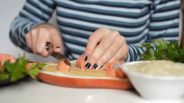Mãos femininas cortando salmão — Vídeo de Stock