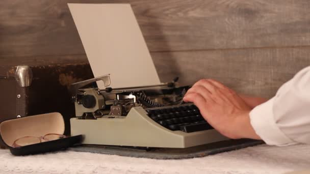 Hands typing on a typewriter — Stock Video