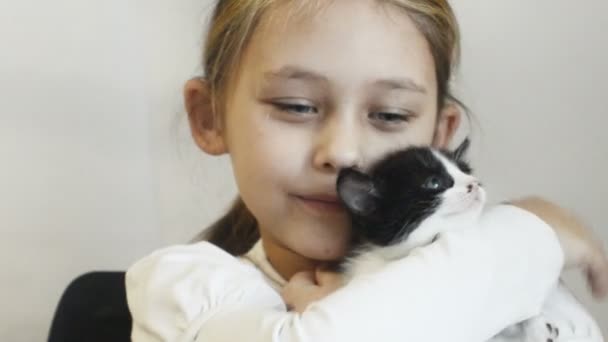 Menina segurando gatinho — Vídeo de Stock