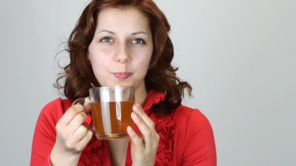 Mooie vrouw het drinken van thee — Stockvideo