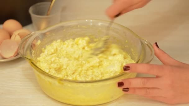 Hands with cottage cheese and yolk — Stock Video