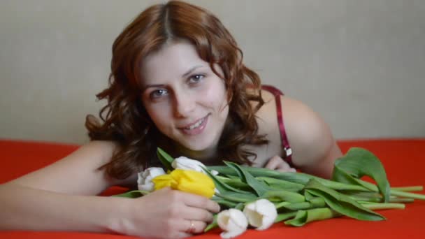 Femme avec bouquet de fleurs — Video