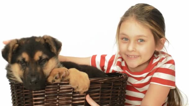 Niña y cachorro perro — Vídeos de Stock