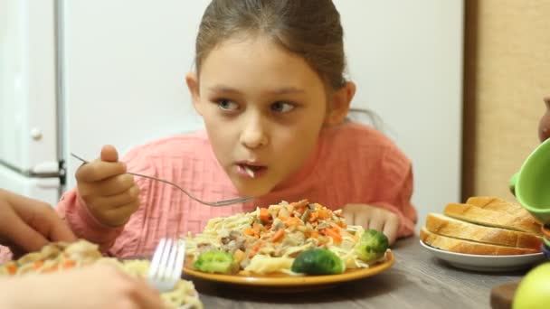 Liten flicka äter pasta — Stockvideo