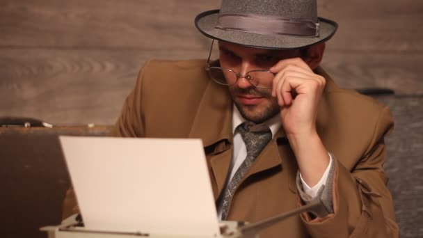Muž psaní na psacím stroji — Stock video