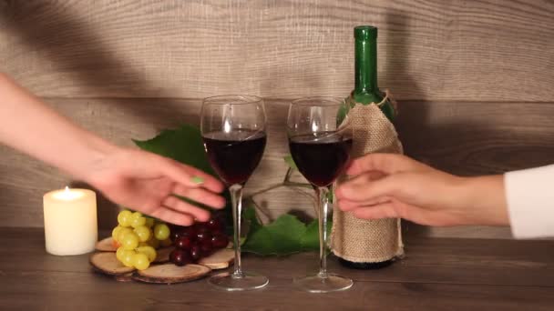 sklenice červeného vína