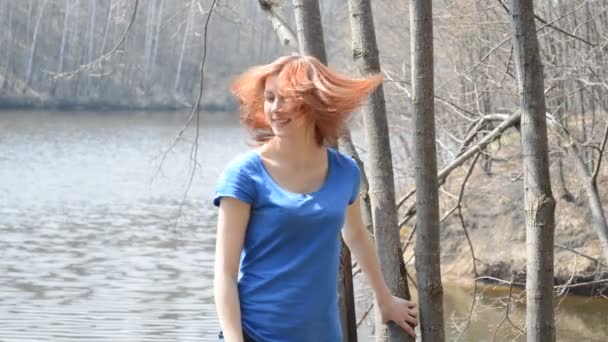 Menina com cabelo fluindo — Vídeo de Stock