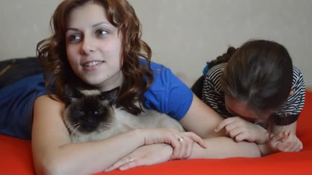 Sisters with domestic cat — Stock Video