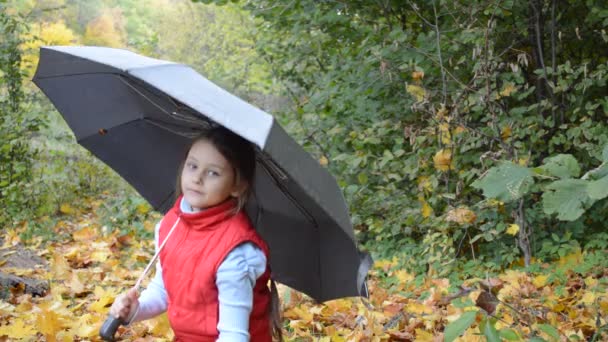 Menina com guarda-chuva — Vídeo de Stock