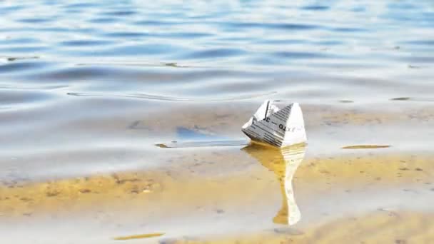 Паперовий човен на воді — стокове відео