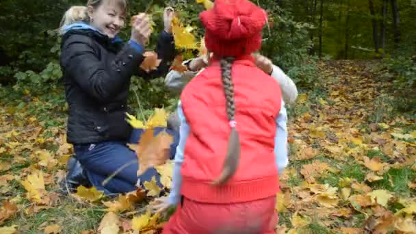 Madre e hija con hojas de otoño — Vídeo de stock