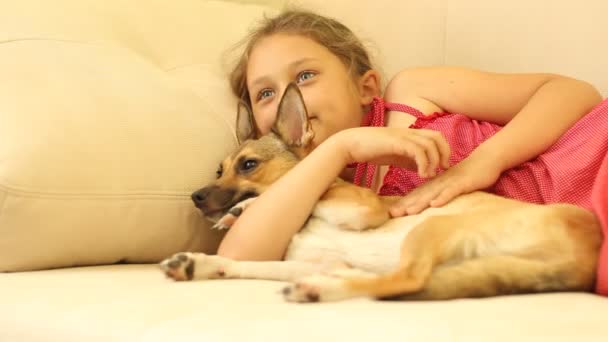 Маленькая девочка с щенком — стоковое видео