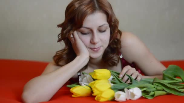 Mujer con ramo de flores — Vídeo de stock