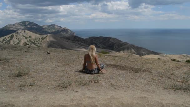 Frau meditiert auf dem Berg — Stockvideo