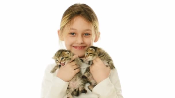 Smějící se dívka hospodářství dvě koťata