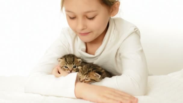 Girl holding little kittens — Stock Video