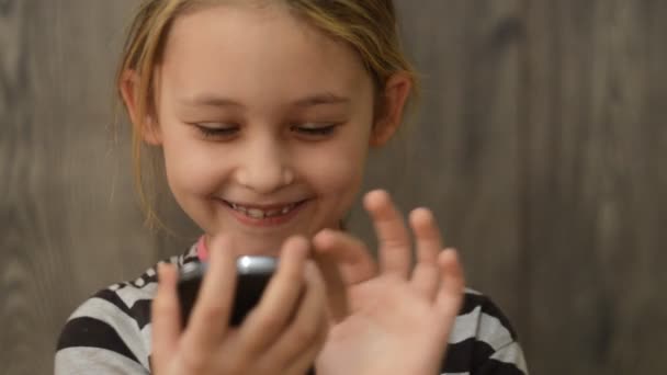 Menina com telefone celular — Vídeo de Stock