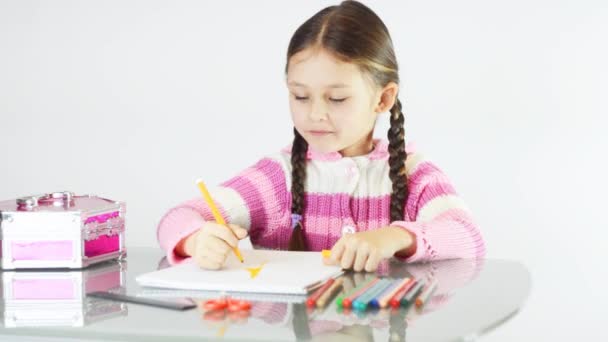 Niña dibujando en la mesa — Vídeos de Stock