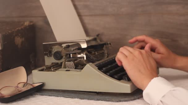 Händer att skriva på en skrivmaskin — Stockvideo