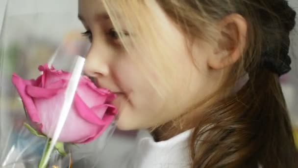 Petite fille avec rose — Video