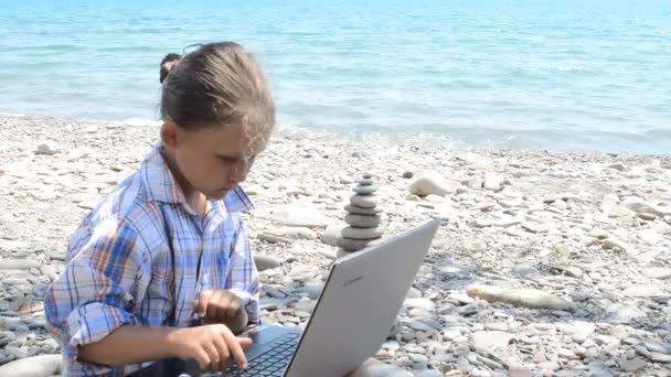 dívka s notebookem na pláži