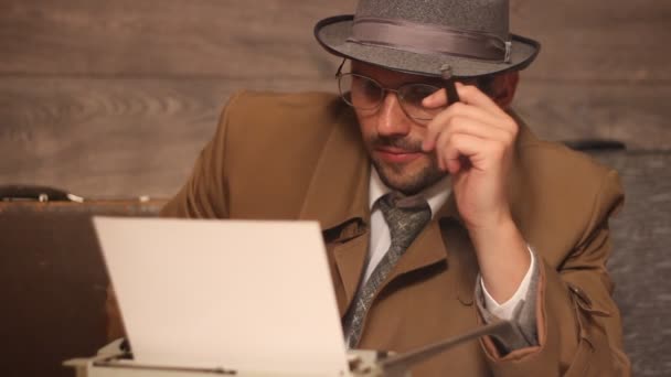 Man  typing on a typewriter — Stock Video