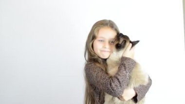 küçük kız kedi