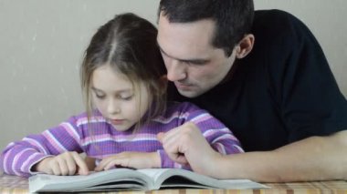 Baba ile kızı okuma kitabı