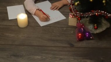 Kız Noel Baba'ya mektup yazar