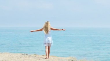 Kumsalda genç bir kadın