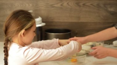 Sevimli kız hamur yapma