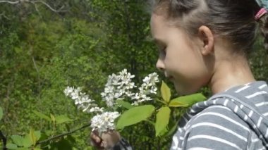 Kiraz çiçek kokulu kız