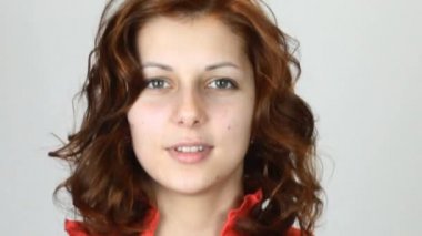 Kadın el kalp işareti şeklinde
