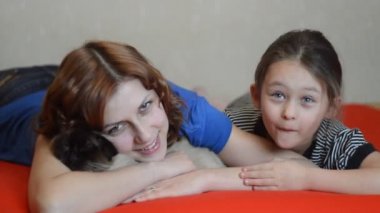 Kız ile yerli kedi