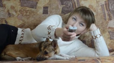 Uzaktan kumanda ve köpek kadın ile