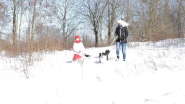 Köpeklerle oynayan kızlar