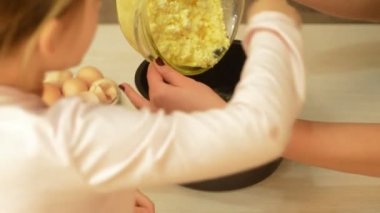 Küçük kız hamur yemek yardım