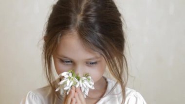 çiçek kokulu küçük kız